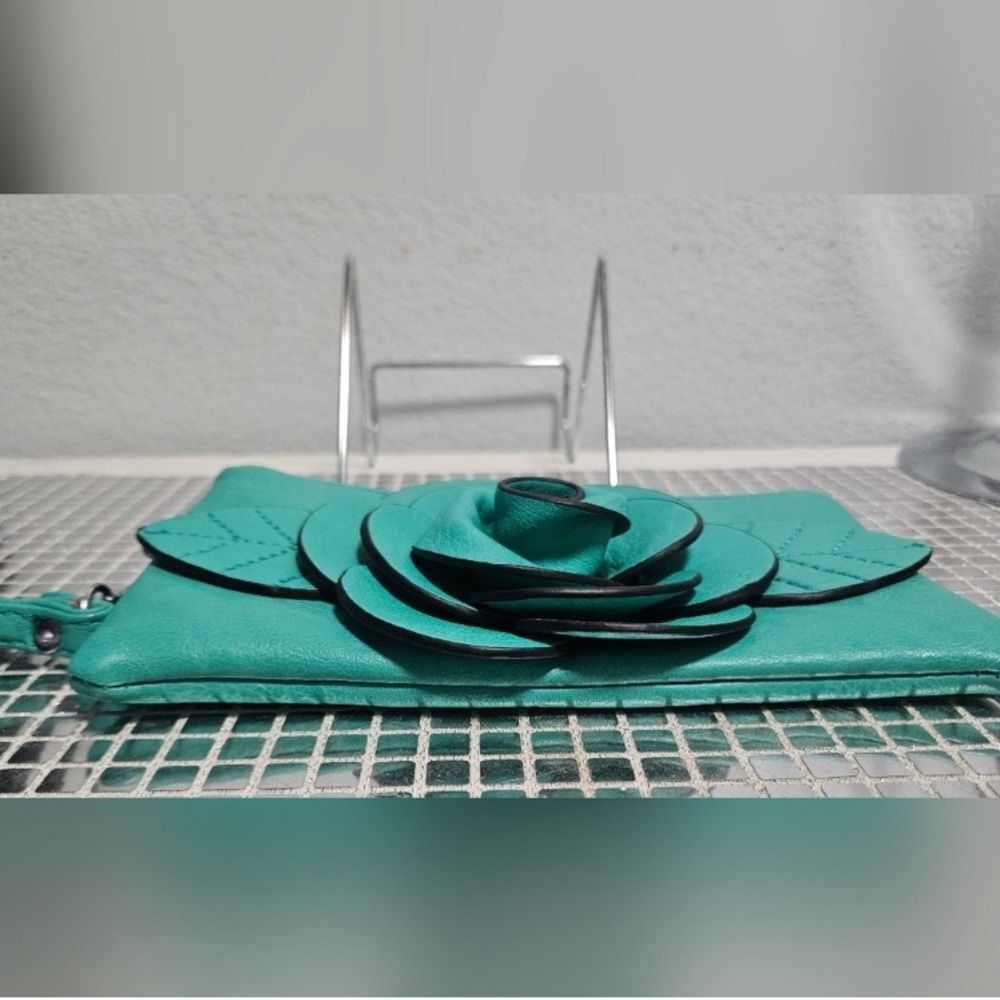 MELLOW WORLD Teal 3D Rose Wristlet, EUC - Picture 6 of 9